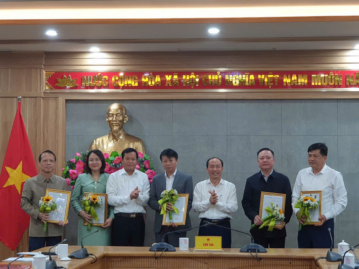 Ủy viên Ban Thường vụ Tỉnh ủy, Phó Chủ tịch Thường trực HĐND, Bí thư Đảng ủy HĐND tỉnh Thanh Hóa Lê Tiến Lam trao quyết định của Ban Thường vụ Đảng ủy và tặng hoa chúc mừng các đồng chí Bí thư, Phó Bí thư Chi bộ. Ảnh: Tâm Phương Ủy viên Ban Thường vụ Tỉnh ủy, Phó Chủ tịch Thường trực HĐND, Bí thư Đảng ủy HĐND tỉnh Thanh Hóa Lê Tiến Lam trao quyết định của Ban Thường vụ Đảng ủy và tặng hoa chúc mừng các đồng chí Bí thư, Phó Bí thư Chi bộ. Ảnh: Tâm Phương