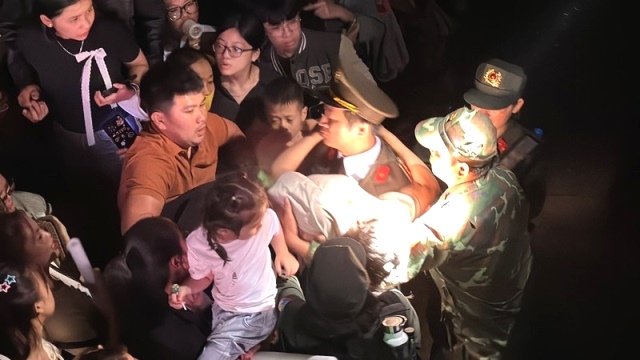 C&ocirc;ng an tỉnh Đắk Lắk lập tức c&oacute; mặt đưa người phụ nữ ngất xỉu ra ngo&agrave;i an to&agrave;n.