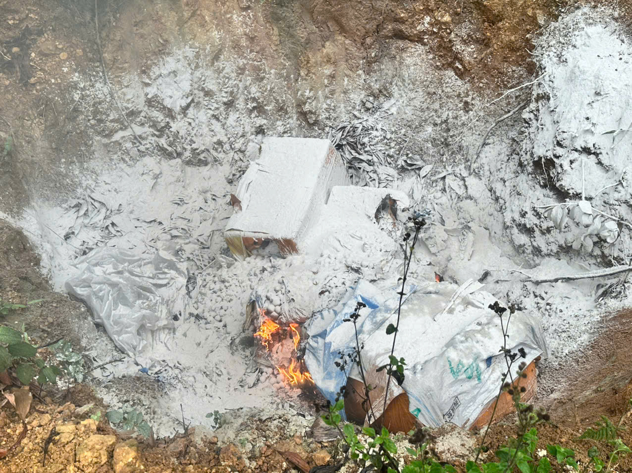 Đồn Biên phòng Bắc Sơn phối hợp với lực lượng chức năng tiêu hủy toàn bộ số hàng hóa vi phạm