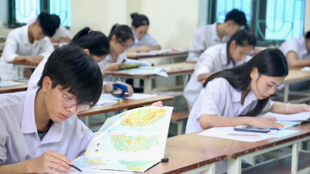 thí sinh học Chương trình giáo dục phổ thông 2006 (chưa tốt nghiệp THPT từ năm 2024 trở về trước) tham dự kỳ thi tốt nghiệp THPT năm 2025 vẫn được mang Atlat Địa lý vào phòng thi trong giờ thi Địa lý.