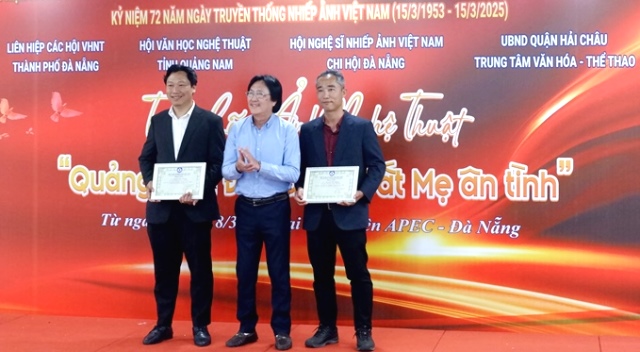 Trao quyết định phong tước hiệu Hội Nghệ sĩ nhiếp ảnh Việt Nam cho 2 nghệ sĩ nhiếp ảnh