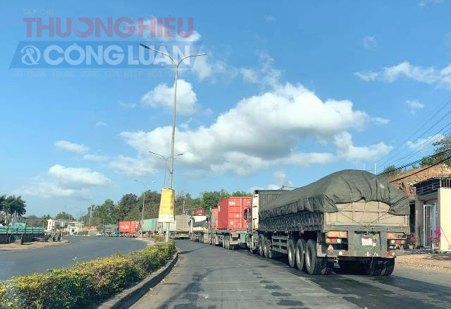 Dòng xe container nối đuôi nhau dài gần 3km trên tuyến Quốc lộ 9.