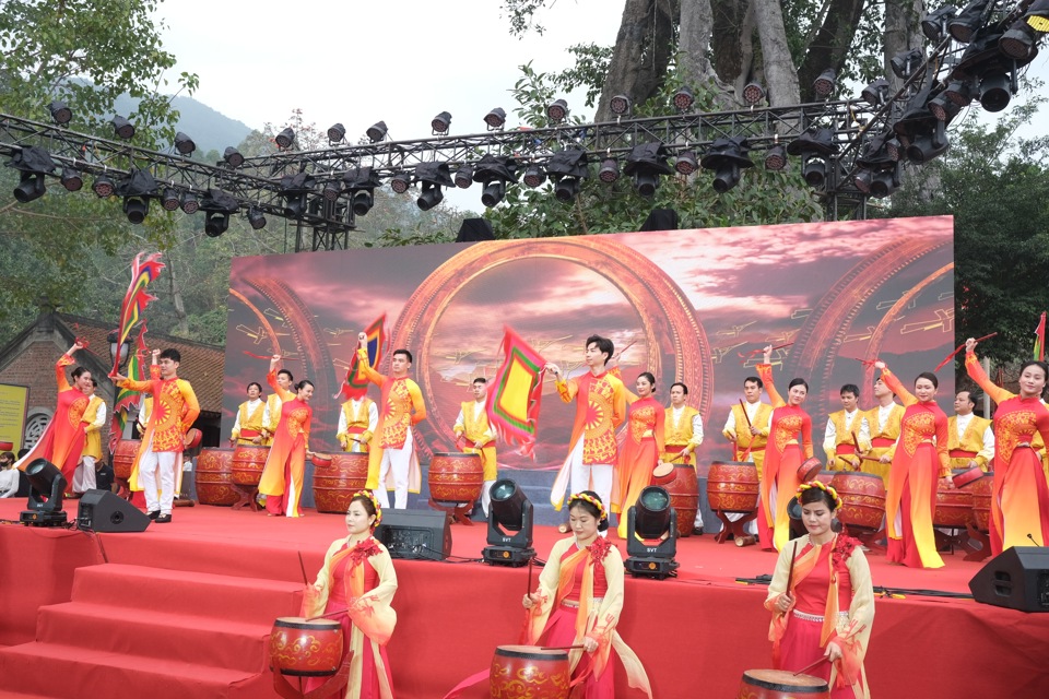 Các nghệ sĩ thuộc Nhà hát nghệ thuật tỉnh Vĩnh Phúc trình diễn tiết mục trông hội tại Lễ hội Tây Thiên 2025. Các nghệ sĩ thuộc Nhà hát nghệ thuật tỉnh Vĩnh Phúc trình diễn tiết mục trông hội tại Lễ hội Tây Thiên 2025.