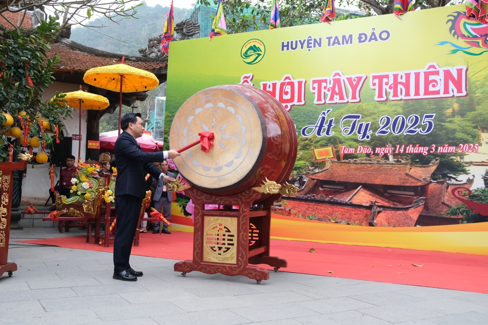 Gióng trống khai hội Tây Thiên Xuân Ất Tỵ 2025. Gióng trống khai hội Tây Thiên Xuân Ất Tỵ 2025.