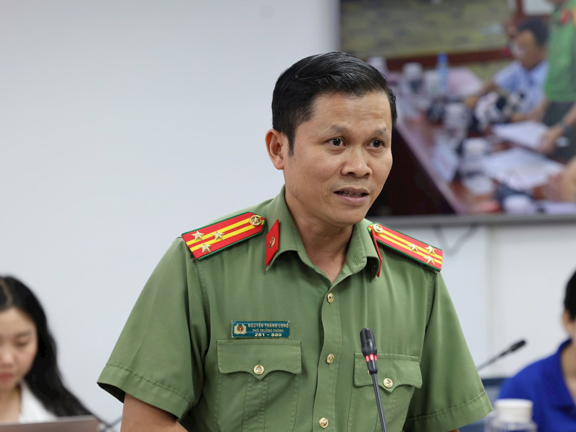 Thượng tá Nguyễn Thăng Long thông tin tại buổi họp báo Thượng tá Nguyễn Thăng Long thông tin tại buổi họp báo