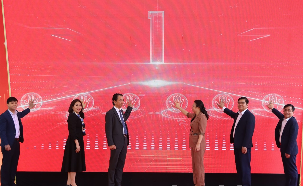 Giám đốc Sở Công Thương Lưu Bảo Trung (thứ 3 từ trái qua) cùng các đại biểu nhấn nút hưởng ứng Ngày Quyền của người tiêu dùng Việt Nam năm 2025. Giám đốc Sở Công Thương Lưu Bảo Trung (thứ 3 từ trái qua) cùng các đại biểu nhấn nút hưởng ứng Ngày Quyền của người tiêu dùng Việt Nam năm 2025.