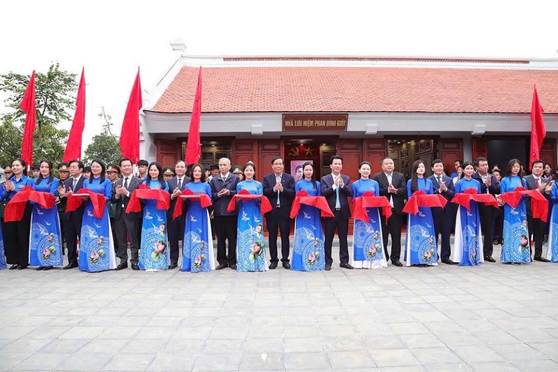 Các đại biểu thực hiện nghi thức cắt băng khánh thành công trình.