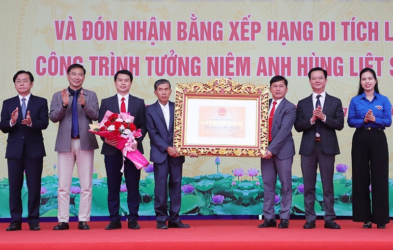 Lãnh đạo tỉnh Hà Tĩnh trao bằng xếp hạng di tích lịch sử cấp tỉnh Nhà tưởng niệm Anh hùng liệt sỹ Phan Đình Giót cho chính quyền địa phương.