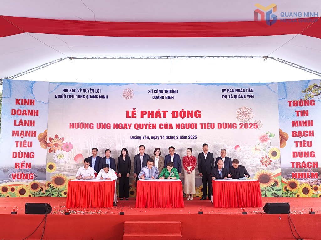 Đại diện các doanh nghiệp ký cam kết sản xuất, cung ứng dịch vụ đảm bảo an toàn chất lượng vì người tiêu dùng.