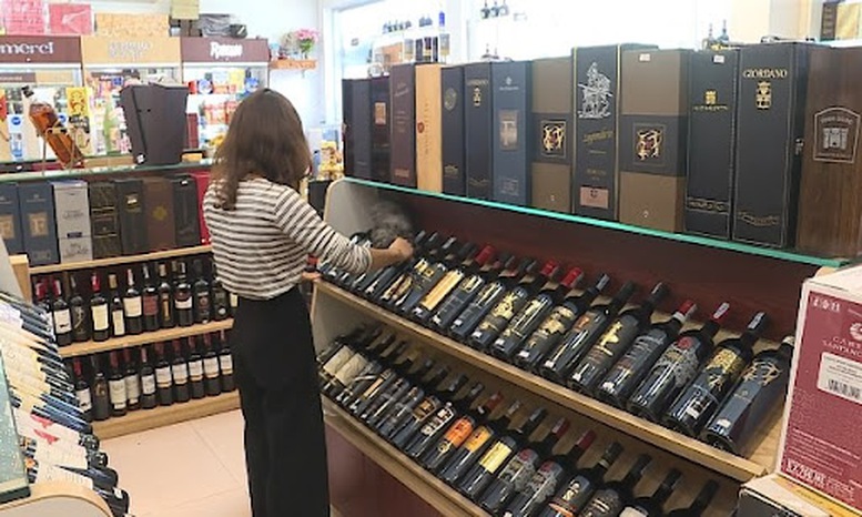 Người sử dụng sản phẩm rượu hoặc các cơ quan có liên quan có nhu cầu tra cứu các thông tin của tem điện tử thuốc lá, tem điện tử rượu đã dán lên sản phẩm thuốc lá, sản phẩm rượu nhập khẩu thì thực hiện quét mã QR hoặc truy cập trên Cổng thông tin điện tử Cục Hải quan (địa chỉ: https://customs.gov.vn) Người sử dụng sản phẩm rượu hoặc các cơ quan có liên quan có nhu cầu tra cứu các thông tin của tem điện tử thuốc lá, tem điện tử rượu đã dán lên sản phẩm thuốc lá, sản phẩm rượu nhập khẩu thì thực hiện quét mã QR hoặc truy cập trên Cổng thông tin điện tử Cục Hải quan (địa chỉ: https://customs.gov.vn)