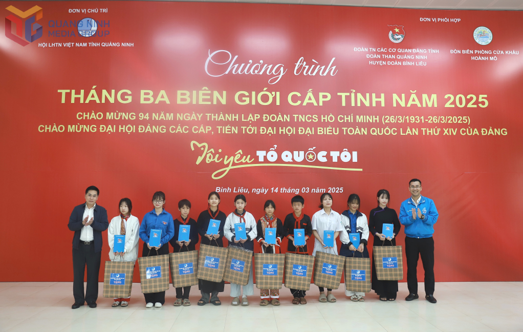 Tỉnh Đoàn trao tặng 10 suất quà cho học sinh vươn lên trong học tập. Tỉnh Đoàn trao tặng 10 suất quà cho học sinh vươn lên trong học tập.