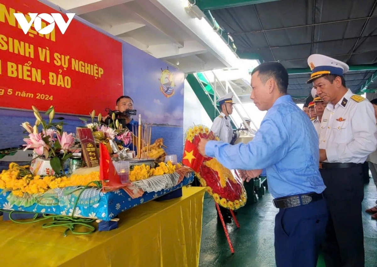 Anh Nguyễn Đình Thế dâng hương tưởng nhớ người cha liệt sĩ và đồng đội của cha khi tàu 561 đi qua đảo Gạc Ma