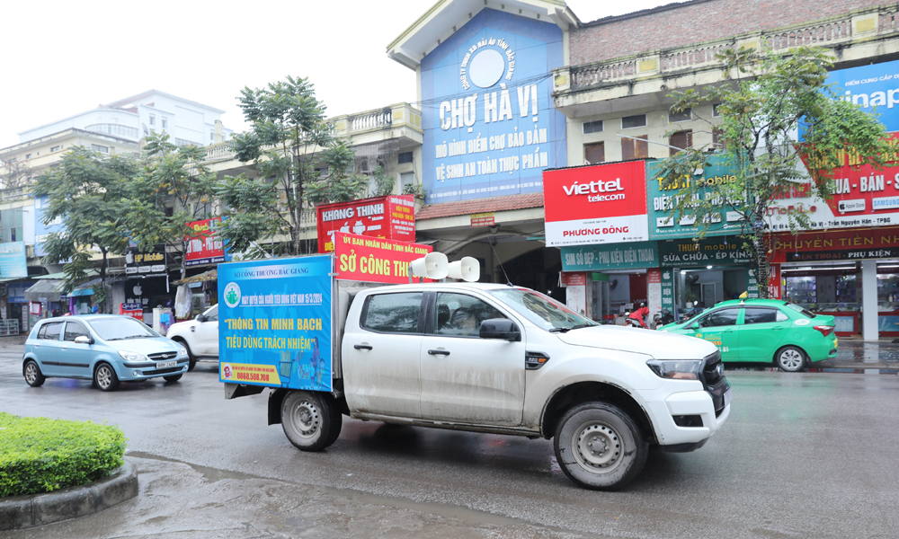 Xe tuyên truyền lưu động của Sở Công Thương hưởng ứng Ngày Quyền của người tiêu dùng Việt Nam 15/3.