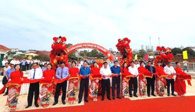 Các đại biểu thực hiện nghi lễ chặn dòng, tích nước Các đại biểu thực hiện nghi lễ chặn dòng, tích nước