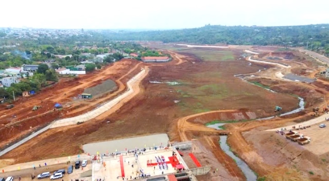 Một góc công trình hồ thủy lợi Ea Tam từ trên cao Một góc công trình hồ thủy lợi Ea Tam từ trên cao