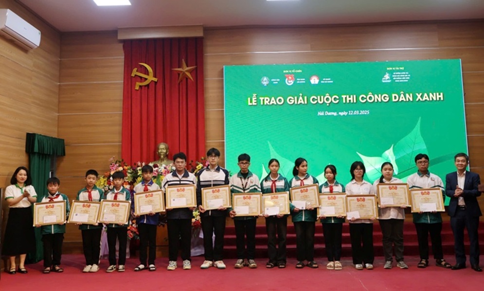 Ban tổ chức trao bằng khen và quà cho các em học sinh xuất sắc tham gia cuộc thi Ban tổ chức trao bằng khen và quà cho các em học sinh xuất sắc tham gia cuộc thi