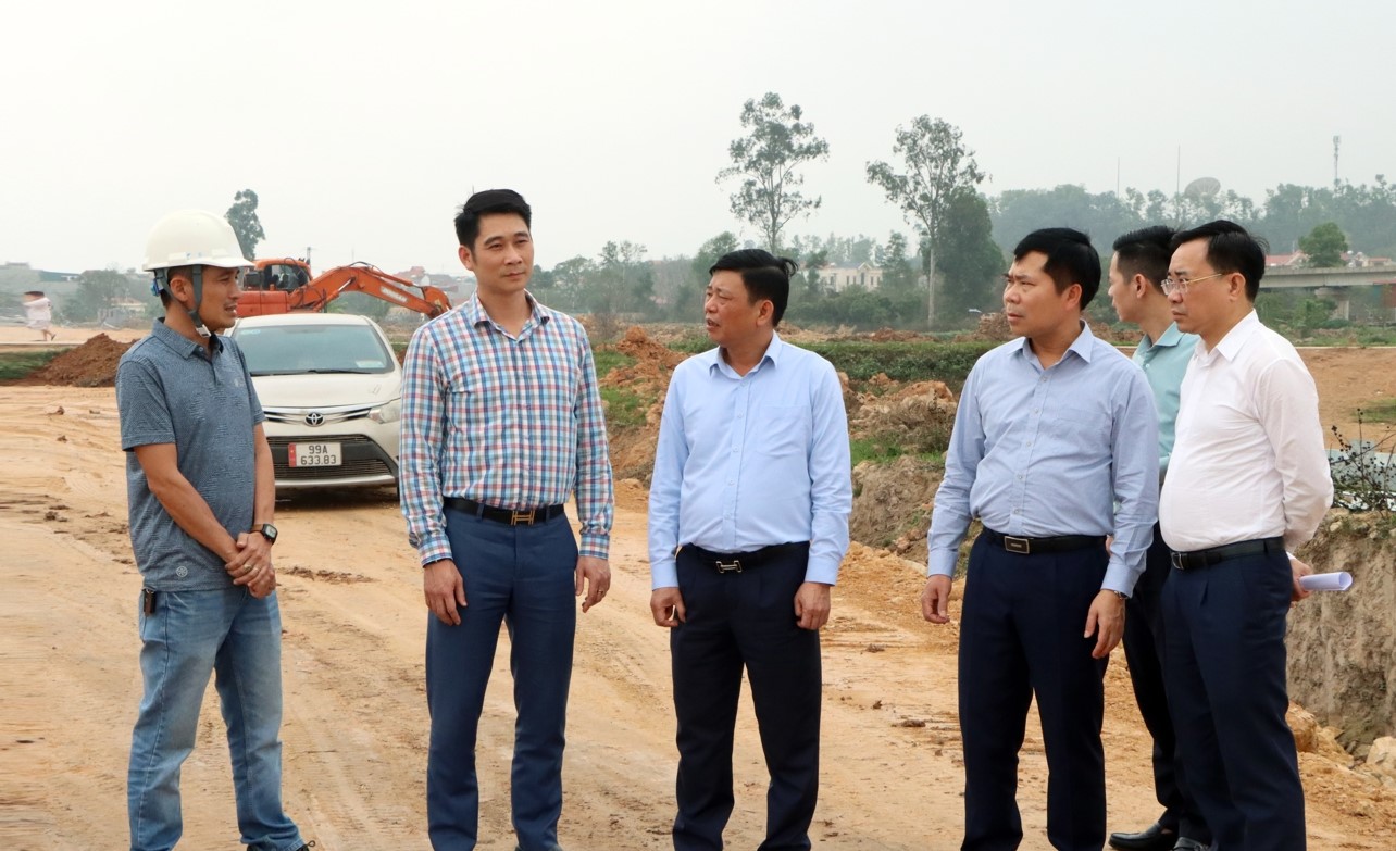 Phó Chủ tịch UBND tỉnh Ngô Tân Phượng (thứ 3 từ trái qua) kiểm tra tại công trường gói thầu 16, địa phận thành phố Bắc Ninh. Phó Chủ tịch UBND tỉnh Ngô Tân Phượng (thứ 3 từ trái qua) kiểm tra tại công trường gói thầu 16, địa phận thành phố Bắc Ninh.