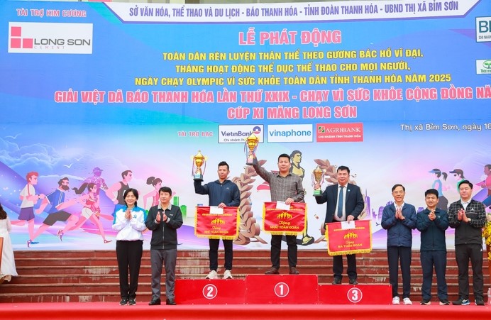 Ban Tổ chức trao giải nhất, nhì, ba toàn đoàn.