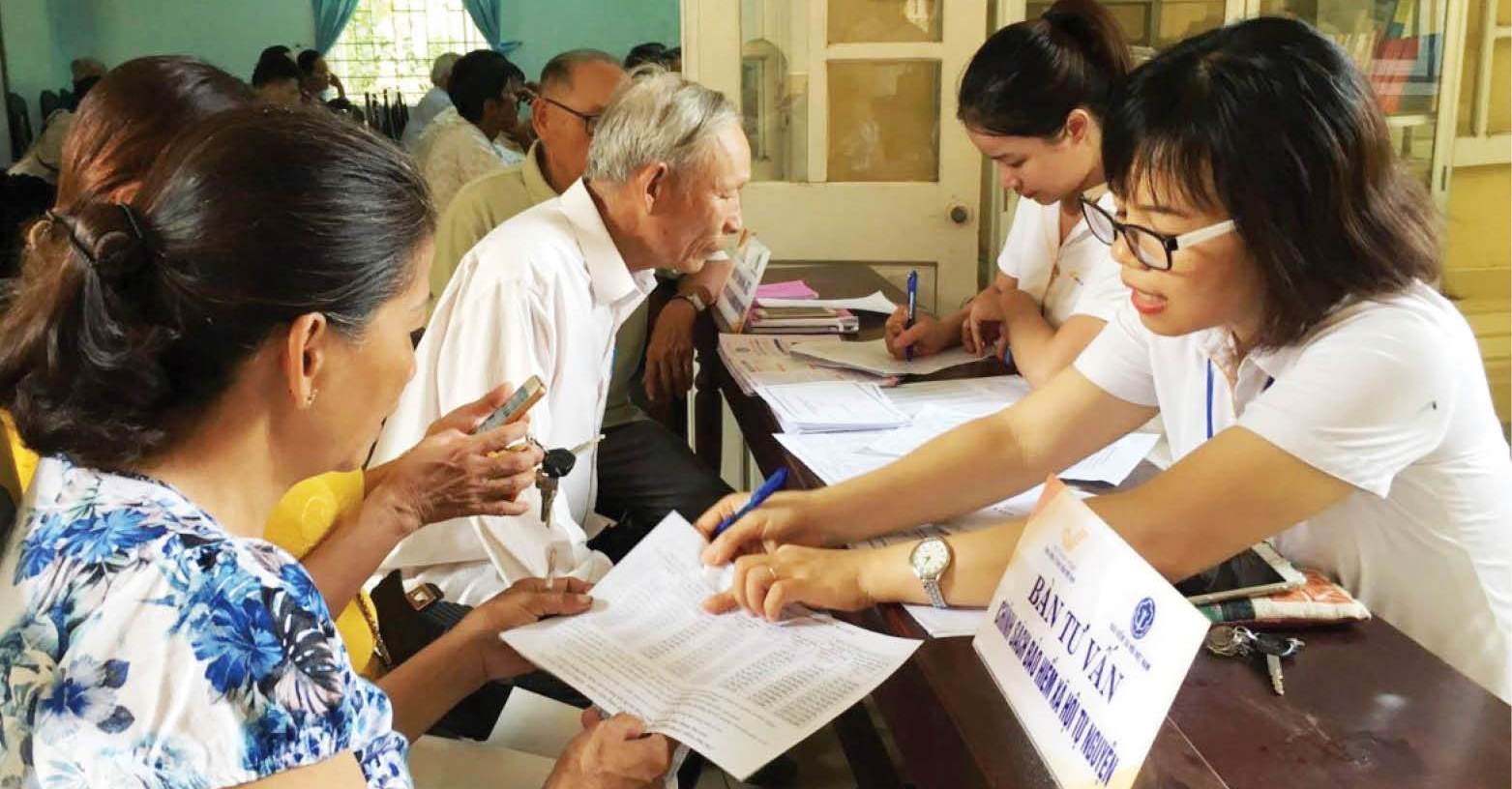 Thay vì nghỉ hưu sớm bị trừ phần trăm lương hưu, tới đây, cán bộ, công chức, viên chức, người lao động nghỉ hưu sớm theo Nghị định 178 sẽ vừa được hưởng lương hưu, vừa được nhận thêm một khoản hỗ trợ. (Ảnh minh họa) Thay vì nghỉ hưu sớm bị trừ phần trăm lương hưu, tới đây, cán bộ, công chức, viên chức, người lao động nghỉ hưu sớm theo Nghị định 178 sẽ vừa được hưởng lương hưu, vừa được nhận thêm một khoản hỗ trợ. (Ảnh minh họa)