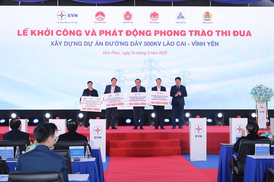 Tổng giám đốc EVN trao quà an sinh xã hội
