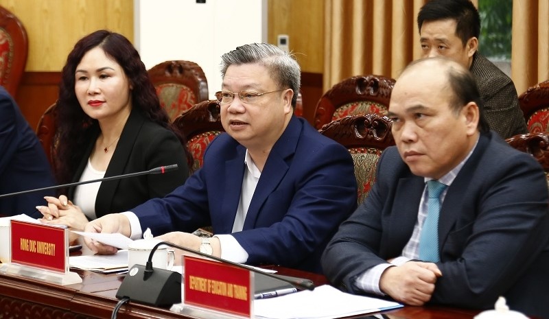 Đại diện Trường Đại học Hồng Đức trao đổi thông tin tại buổi làm việc.