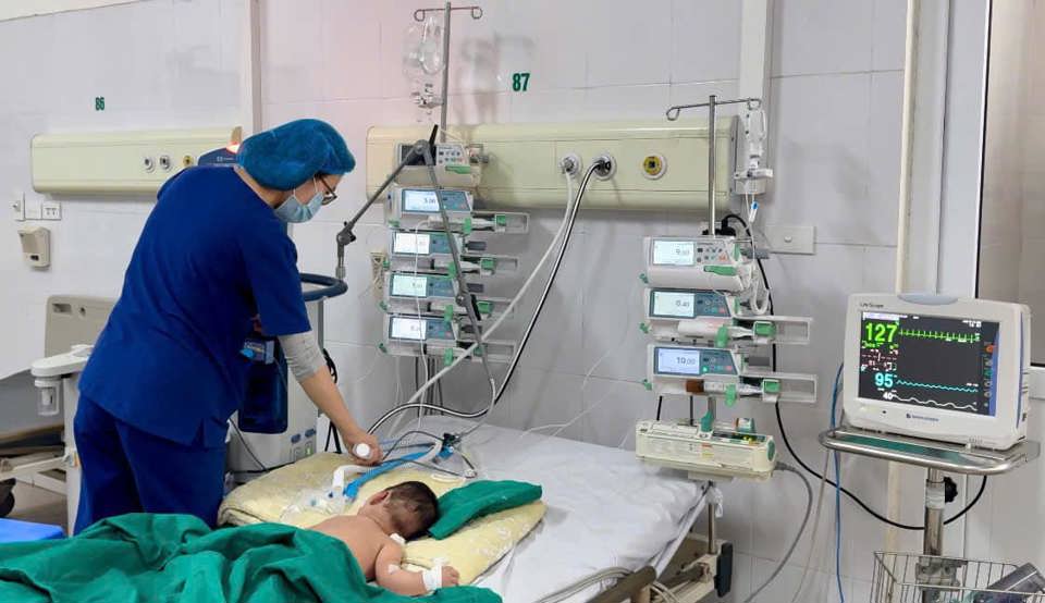 Bệnh nhi mắc bệnh sởi điều trị tại ệnh viện Bệnh Nhiệt đới T.Ư. Ảnh: BVCC
