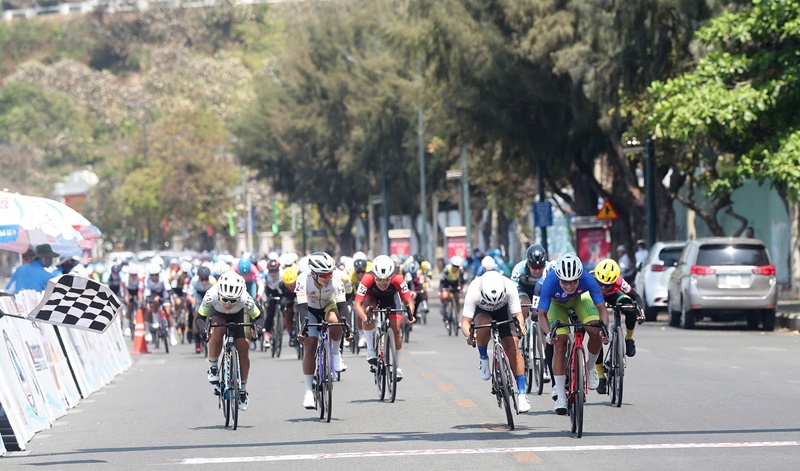 Các tay đua bứt tốc về đích