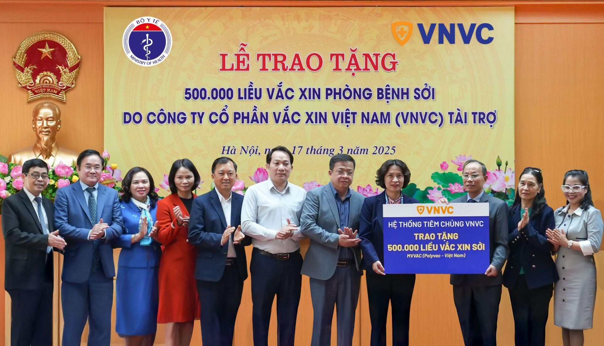 Đại diện Hệ thống tiêm chủng VNVC, ThS.BS Nghiêm Trần Dũng trao tặng 500.000 liều vaccine sởi MVVAC cho Thứ trưởng Bộ Y tế Nguyễn Thị Liên Hương