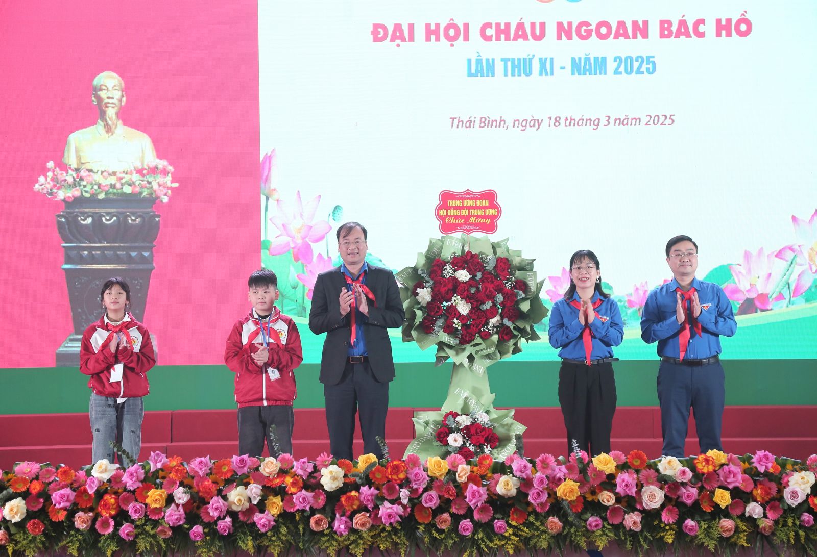Đại diện Hội Đồng đội Trung ương tặng hoa chúc mừng Đại hội.