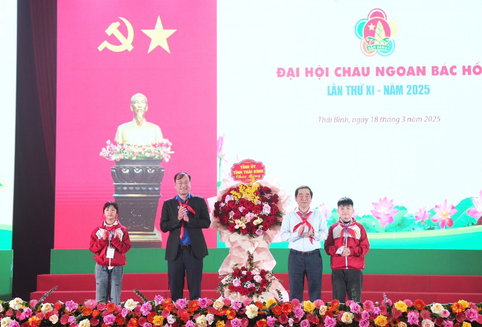 Thay mặt Thường trực Tỉnh ủy, đồng chi Nguyễn Tiến Thành, Phó Bí thư thường trực Tỉnh ủy, Chủ tịch HĐND tỉnh tặng hoa chúc mừng Đại hội. Thay mặt Thường trực Tỉnh ủy, đồng chi Nguyễn Tiến Thành, Phó Bí thư thường trực Tỉnh ủy, Chủ tịch HĐND tỉnh tặng hoa chúc mừng Đại hội.