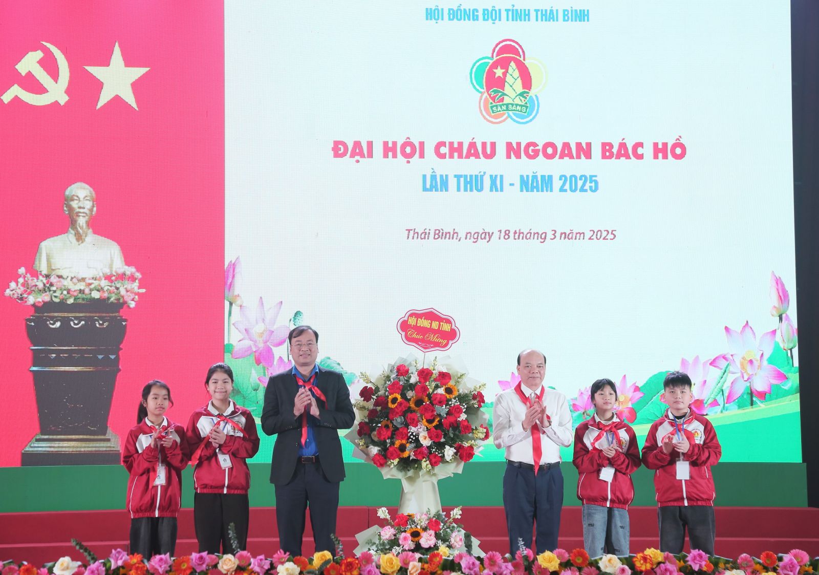 Đồng chi Đặng Thanh Giang, Ủy viên Ban Thường vụ Tỉnh ủy, Phó Chủ tịch thường trực HĐND tỉnh tặng hoa chúc mừng Đại hội. Đồng chi Đặng Thanh Giang, Ủy viên Ban Thường vụ Tỉnh ủy, Phó Chủ tịch thường trực HĐND tỉnh tặng hoa chúc mừng Đại hội.
