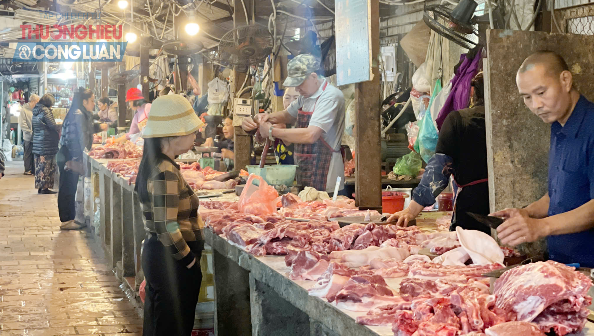 Dù giá heo hơi đã giữ ổn định nhưng giá thịt lợn thành phẩm bán ra tại các chợ hiện vẫn neo cao. (Ảnh minh họa) Dù giá heo hơi đã giữ ổn định nhưng giá thịt lợn thành phẩm bán ra tại các chợ hiện vẫn neo cao. (Ảnh minh họa)