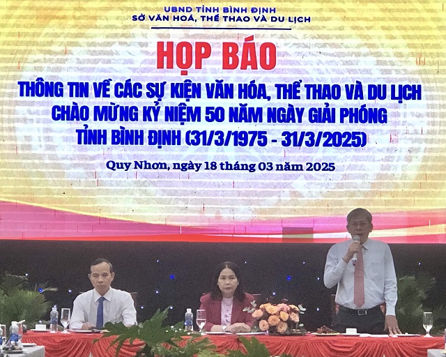 Bàn chủ toạ buổi Họp báo. Ảnh: Viết Hiền Bàn chủ toạ buổi Họp báo. Ảnh: Viết Hiền