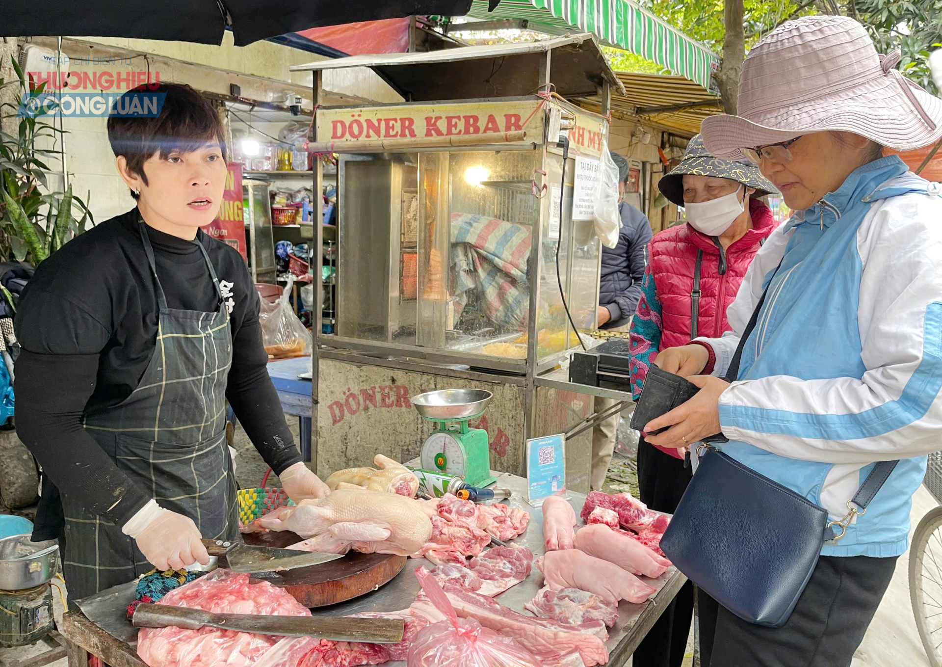 Nhiều tiểu thương tại một chợ khu vực Cầu Giấy chia sẻ, giá thịt lợn tăng lên khiến người bán hàng ‘ế ẩm’, lượng hàng bán ra tháng này sẽ giảm mạnh so với các tháng trước. Nhiều tiểu thương tại một chợ khu vực Cầu Giấy chia sẻ, giá thịt lợn tăng lên khiến người bán hàng ‘ế ẩm’, lượng hàng bán ra tháng này sẽ giảm mạnh so với các tháng trước.