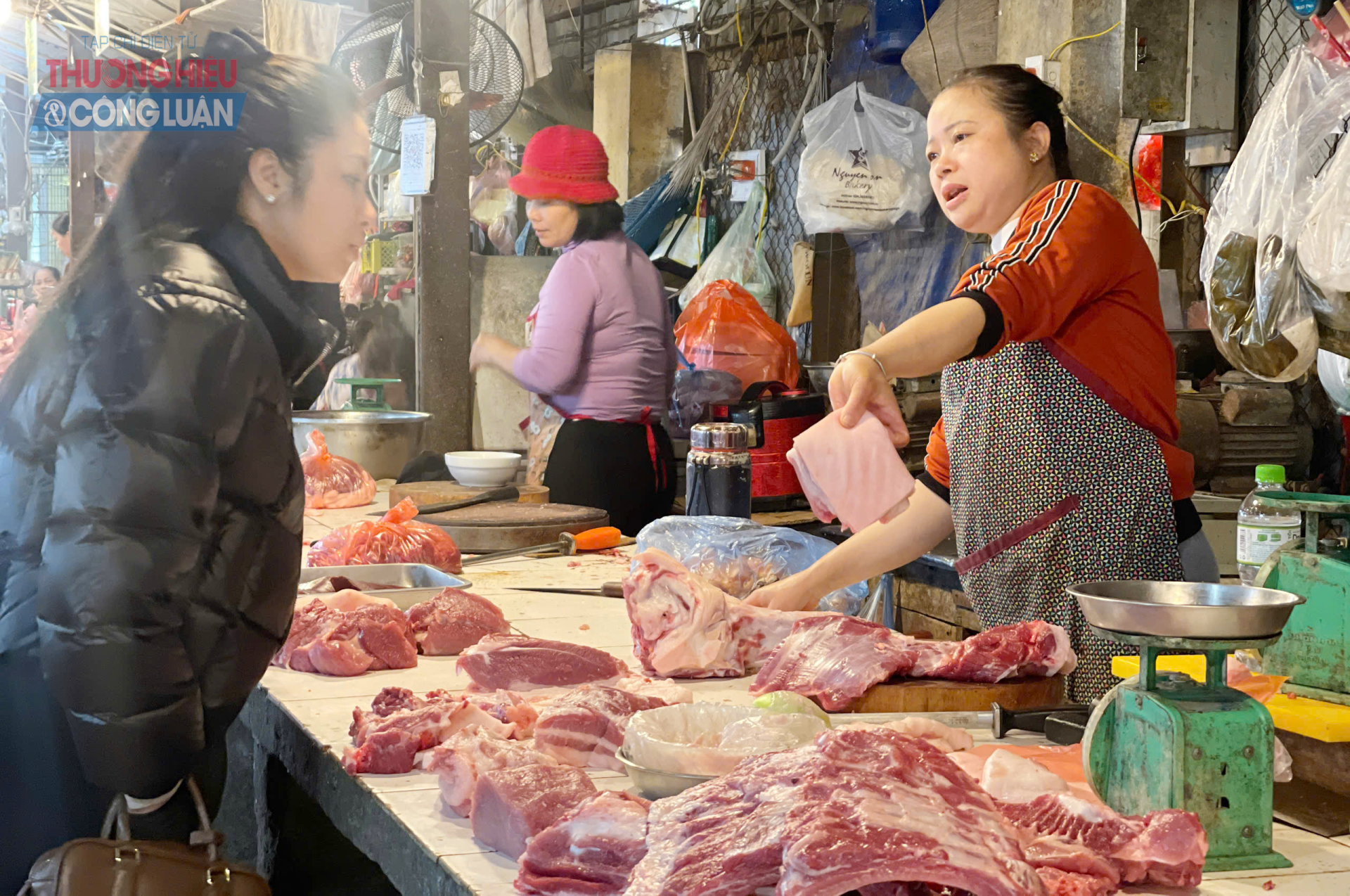 Những ngày gần đây, thịt lợn các loại đang thiết lập mức giá mới, tăng khoảng 20.000 - 30.000 đồng/kg so với dịp tết Nguyên đán Ất Tỵ 2025. Những ngày gần đây, thịt lợn các loại đang thiết lập mức giá mới, tăng khoảng 20.000 - 30.000 đồng/kg so với dịp tết Nguyên đán Ất Tỵ 2025.