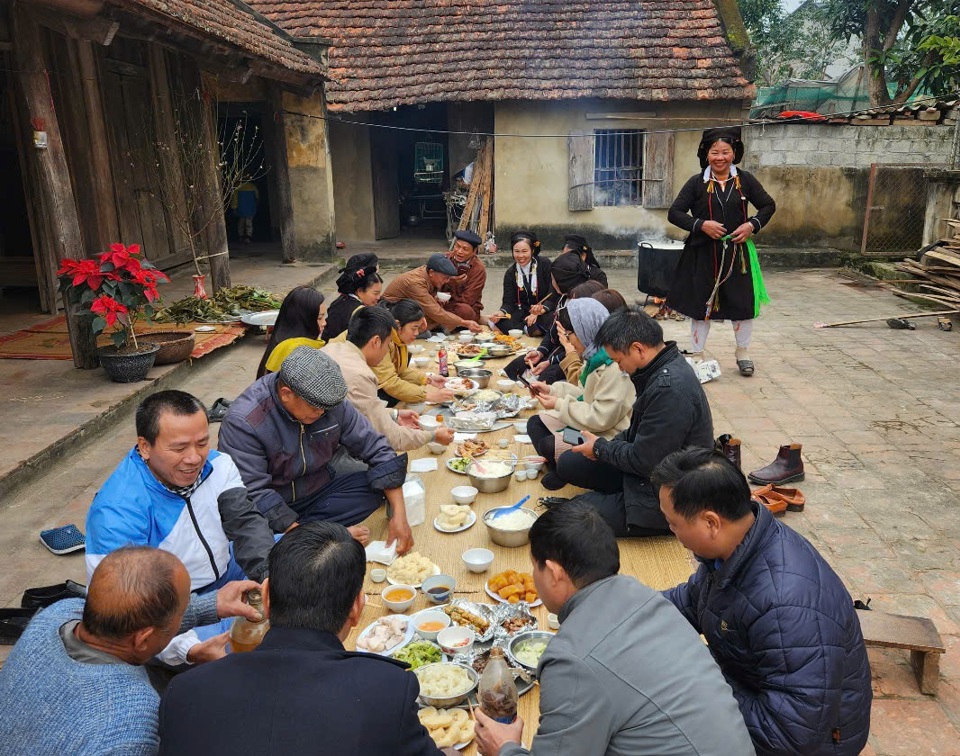 Tết Thanh minh là dịp người Sán Dìu tưởng nhớ công ơn tiên tổ, thắt chặt tình cảm gia đình. Tết Thanh minh là dịp người Sán Dìu tưởng nhớ công ơn tiên tổ, thắt chặt tình cảm gia đình.