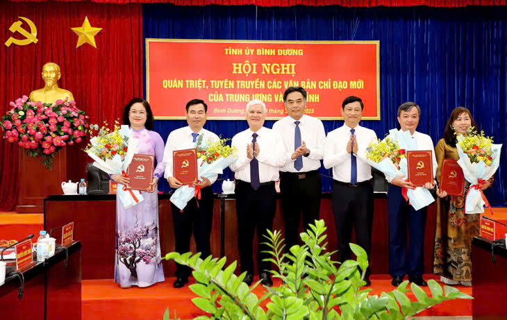 Bí thư Tỉnh ủy Bình Dương trao quyết định của Ban Bí thư Trung ương Đảng chuẩn y cán bộ tham gia Ban Thường vụ, Ban Chấp hành Đảng bộ tỉnh Bình Dương