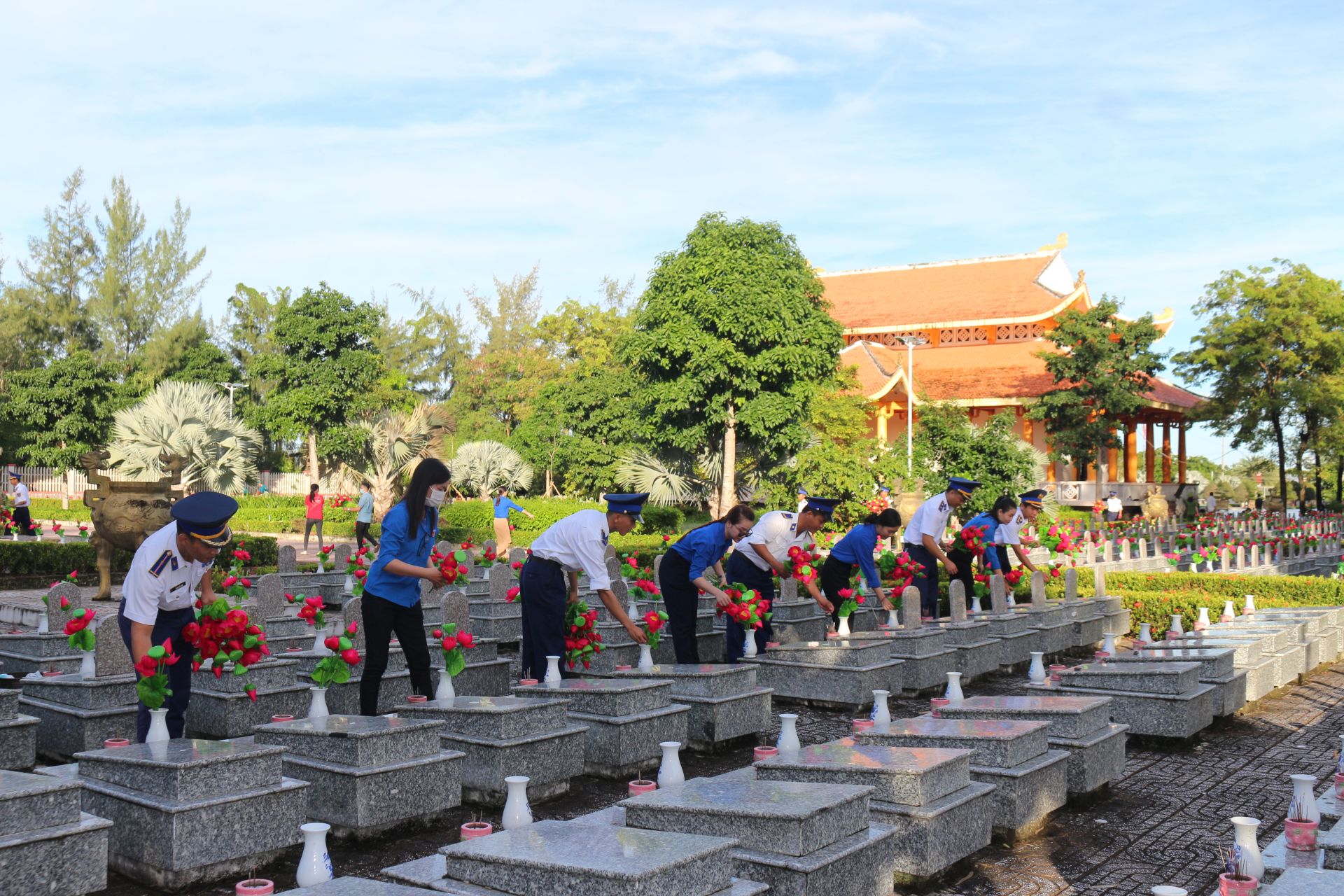 Cán bộ, chiến sĩ, đoàn viên viếng nghĩa trang liệt sỹ huyện Năm Căn
