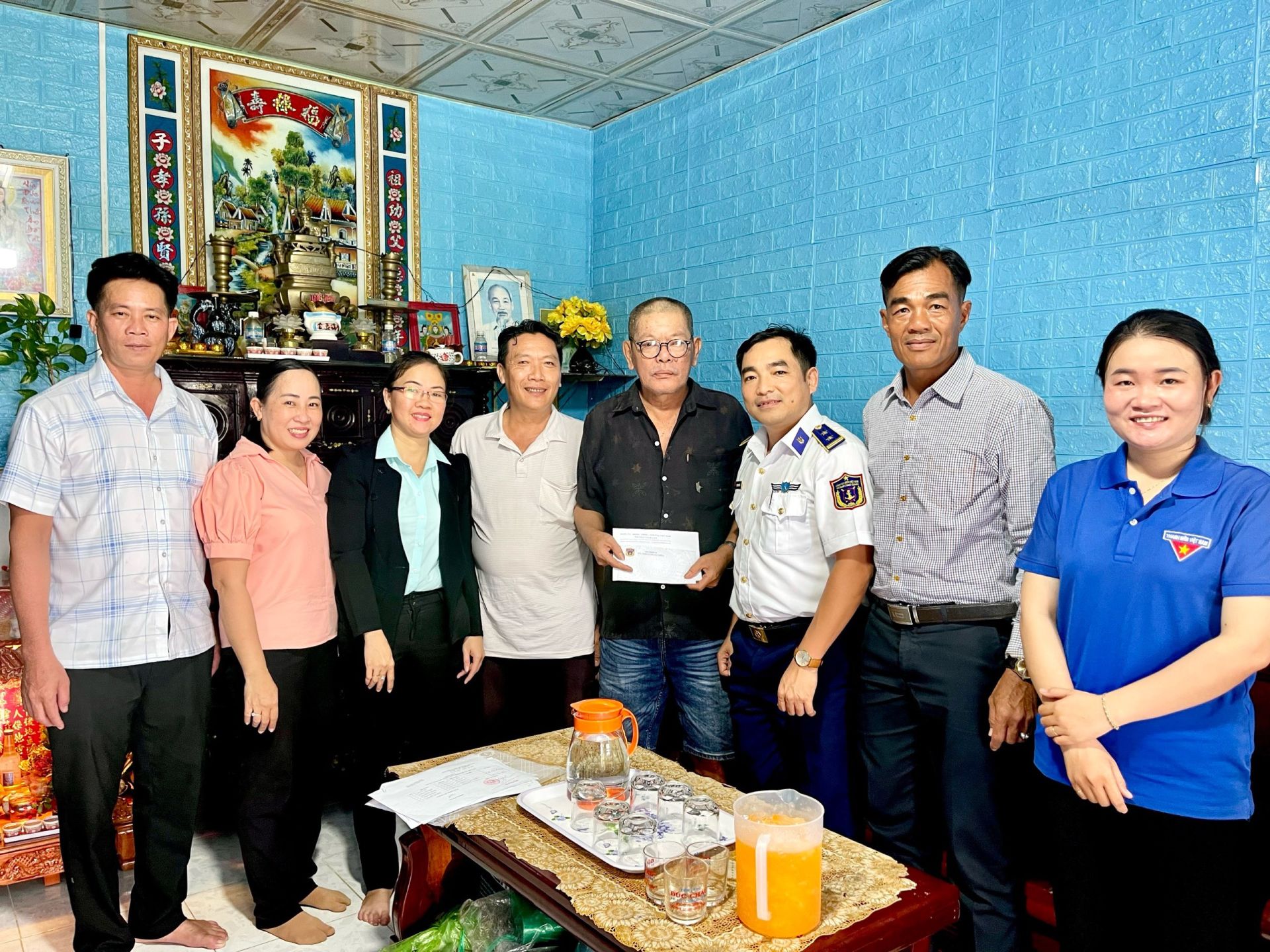 Đồng chí Trịnh Minh Hiển - Bí thư Đảng ủy, Chính ủy Hải đoàn thăm, tặng quà cho các gia đình chính sách trên địa bàn huyện Năm Căn