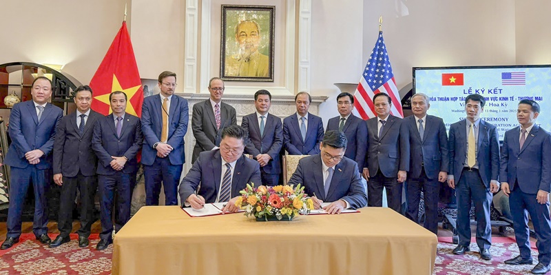 Bộ trưởng Bộ Công Thương Nguyễn Hồng Diên, Phó Tổng giám đốc Petrovietnam Lê Xuân Huyên, Tổng Giám đốc PV GAS Phạm Văn Phong và các đại diện các bên chứng kiến Lễ ký kết Conoco Philips – PV GAS