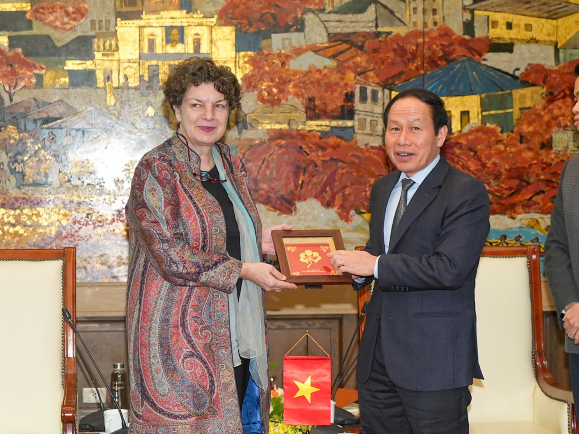 Đồng chí Lê Tiến Châu, Bí thư Thành trao quà lưu niệm cho bà Helga Margarete Barth, Đại sứ Cộng hoà Liên bang Đức tại Việt Nam.