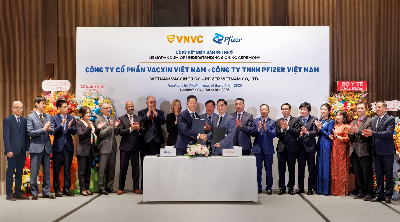 Ông Darrell Oh, Tổng Giám đốc Pfizer Việt Nam và ông Ngô Chí Dũng, Chủ tịch Hội đồng Quản trị kiêm Tổng Giám đốc Hệ thống tiêm chủng VNVC và Nhà máy Vắc xin và Sinh phẩm VNVC ký biên bản ghi nhớ hợp tác trong lĩnh vực sản xuất vắc xin. Ảnh: Hữu Luận Ông Darrell Oh, Tổng Giám đốc Pfizer Việt Nam và ông Ngô Chí Dũng, Chủ tịch Hội đồng Quản trị kiêm Tổng Giám đốc Hệ thống tiêm chủng VNVC và Nhà máy Vắc xin và Sinh phẩm VNVC ký biên bản ghi nhớ hợp tác trong lĩnh vực sản xuất vắc xin. Ảnh: Hữu Luận