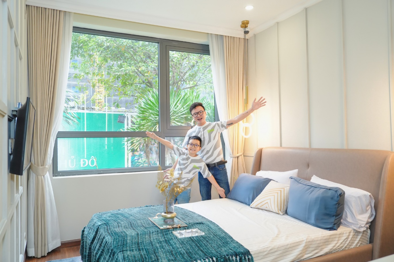 Anh Đức và bé Sâu hào hứng khi tham quan nhà mẫu Anh Đức và bé Sâu hào hứng khi tham quan nhà mẫu
