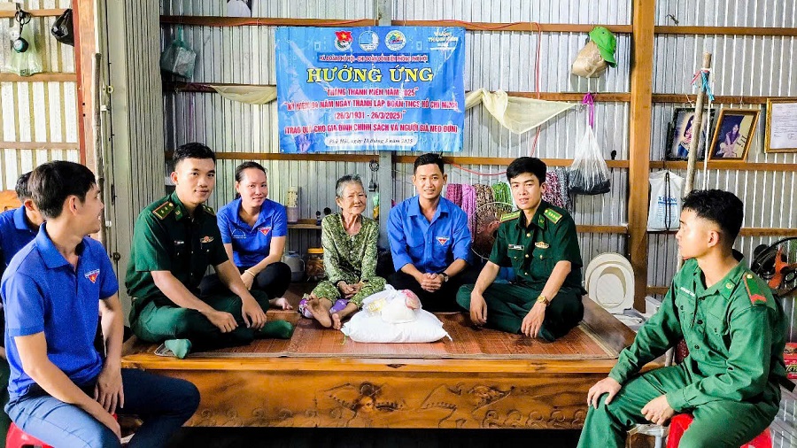 Trao quà cho người dân có hoàn cảnh khó khăn Trao quà cho người dân có hoàn cảnh khó khăn