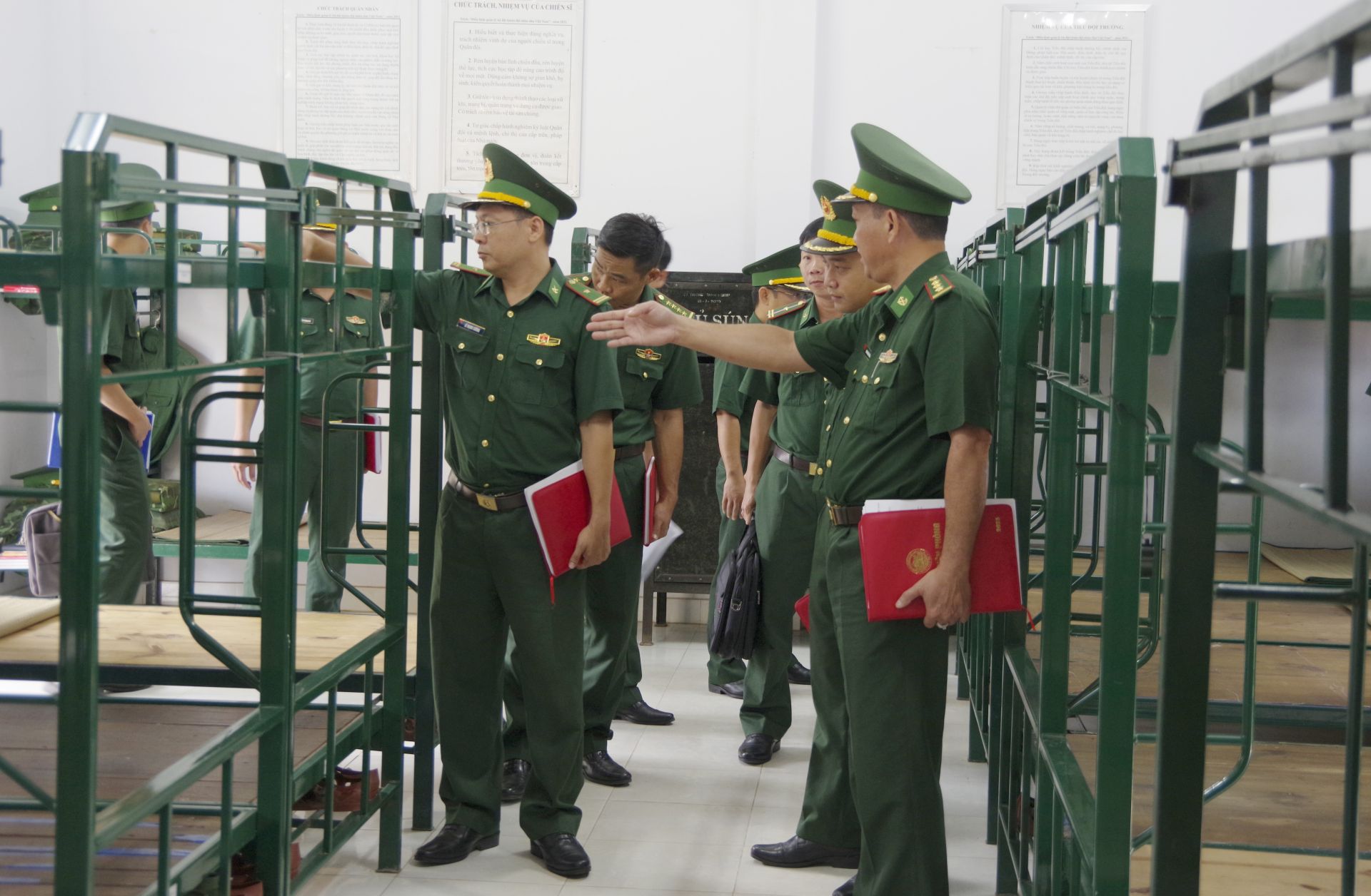 Kiểm tra khu vực nhà ở cán bộ, chiến sĩ