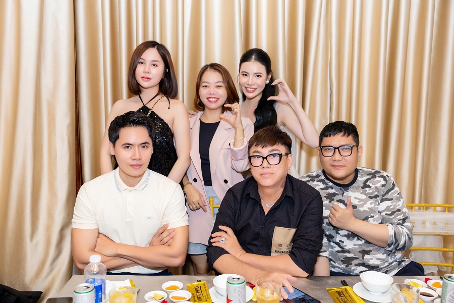 Á hậu Kim Khoẻ cùng nhà thiết kế Tommy Nguyễn, nhà báo Dạ Quang, người đẹp hình thể - Hoa hậu Việt Nam Thời đại 2024 - Lê Tuyền, siêu mẫu Hồ Văn Phúc Á hậu Kim Khoẻ cùng nhà thiết kế Tommy Nguyễn, nhà báo Dạ Quang, người đẹp hình thể - Hoa hậu Việt Nam Thời đại 2024 - Lê Tuyền, siêu mẫu Hồ Văn Phúc