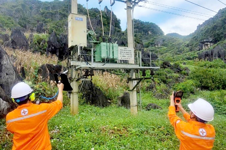 Thường xuyên kiểm tra các thiết bị trên đường dây trung áp và tại các trạm biến áp phân phối để khắc phục kịp cáckhiếm khuyết trên hệ thống Thường xuyên kiểm tra các thiết bị trên đường dây trung áp và tại các trạm biến áp phân phối để khắc phục kịp cáckhiếm khuyết trên hệ thống