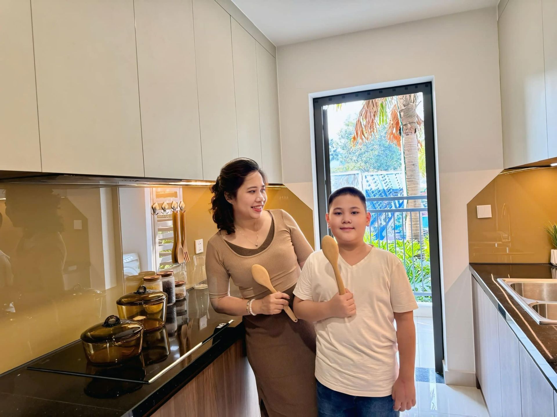 Chị Vân đánh giá cao thiết kế căn hộ Hanoi Melody Residences, đặc biệt là khu bếp Chị Vân đánh giá cao thiết kế căn hộ Hanoi Melody Residences, đặc biệt là khu bếp