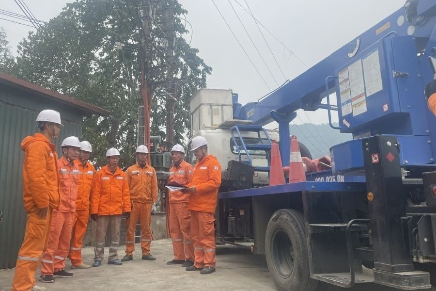 Ra quân vệ sinh công nghiệp, sửa chữa, củng cố lưới điện để đảmbảo hệ thống được vận hành an toàn, ổn định