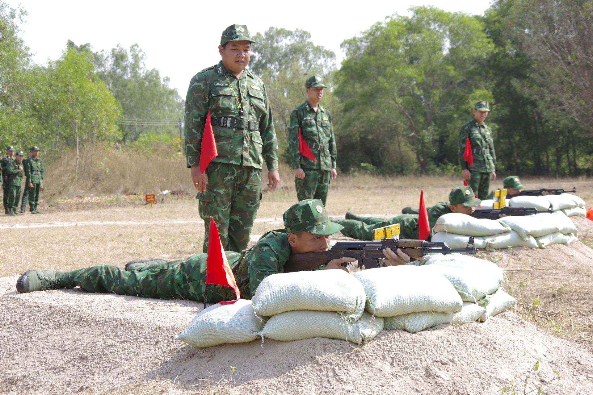 Kiểm tra huấn luyện bắn súng tiểu liên AK bài 1